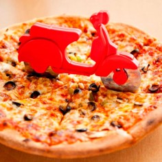 Corta pizza orginal en forma de moto Vespa de Balvi en Casa Rex